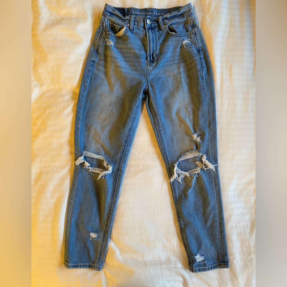 American Eagle ripped Mom Jeans size 0 short